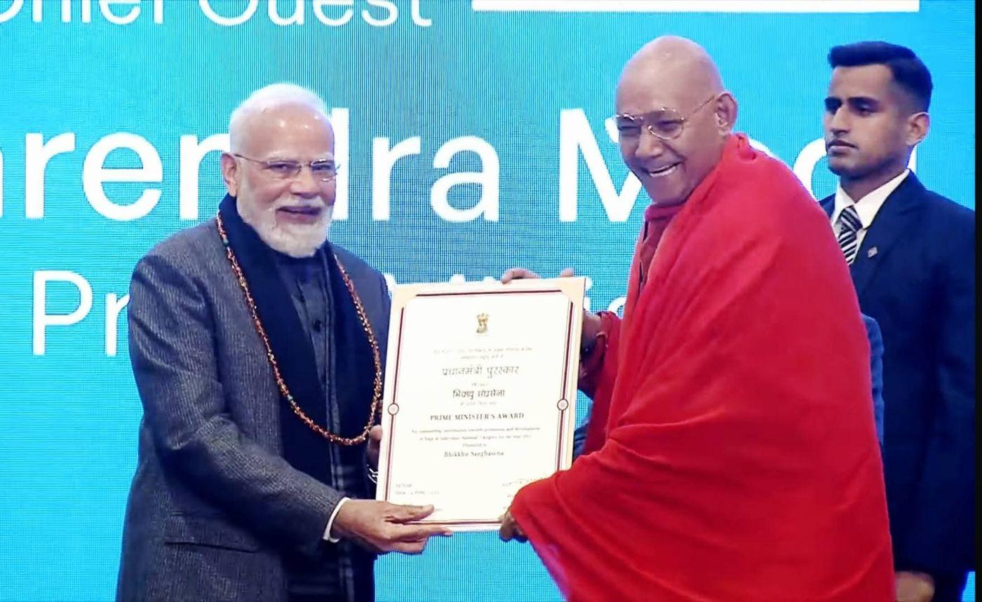 Prime Minister Narendra Modi Felicitates Ven. Bhikkhu Sanghasena with PM Yoga Award at WHO Global Summit on Traditional Medicine